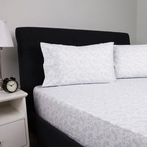 أحصلي على Purity Luxe | مجموعة غطاء السرير المعالجة بالفضة بيسلي من شراشف وأغطية سرير ولون