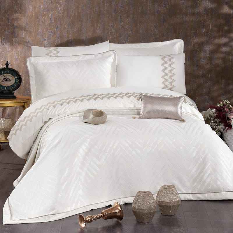 اشتر ديرين | بيت لحاف عرايسي 8 قطع من مفارش عرايس متجر كرزلنن الإلكتروني من ماركة الحصرية ولون