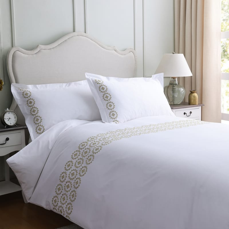 نخيل بيت لحاف فندقي قطن أبيض سادة بنقش ذهبي خفيف
