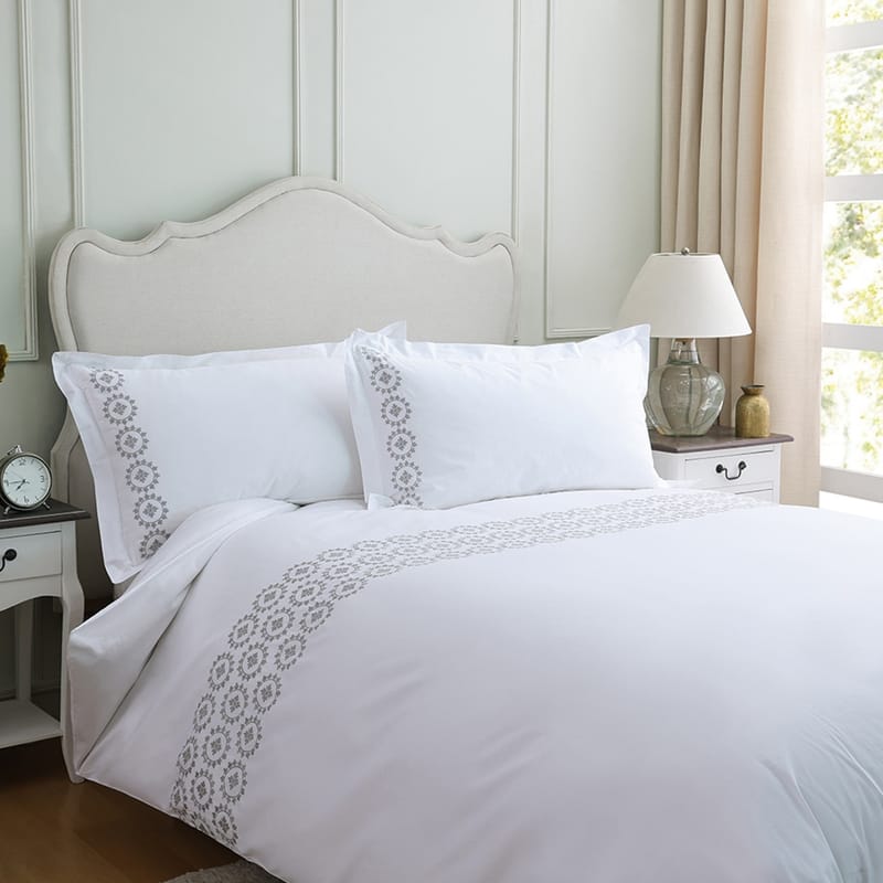 نخيل بيت لحاف فندقي قطن أبيض سادة بنقش رمادي خفيف
