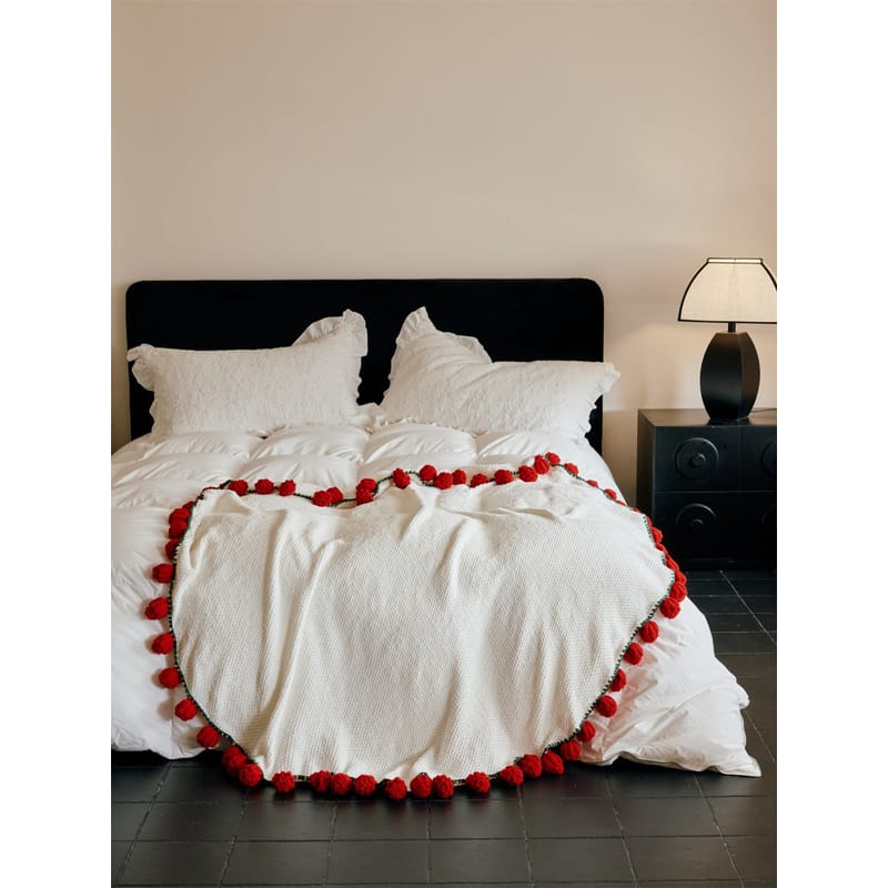 Al-Ward Al-Dafea – Soft Round Decorative Blanket Shaped Like a Rose Bouquet
