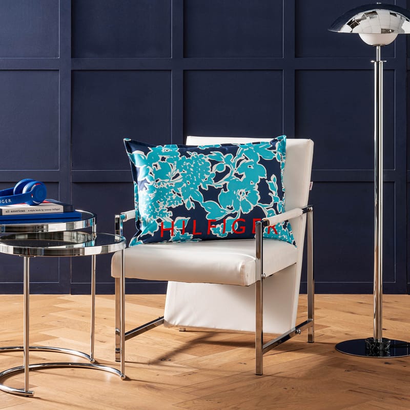 اشتر EMBLEM | مخدة ديكور من تومي هيلفغر من Tommy Hilfiger متجر كرزلنن الإلكتروني من ماركة الحصرية ولون اشتر EMBLEM | مخدة ديكور من تومي هيلفغر من Tommy Hilfiger متجر كرزلنن الإلكتروني من ماركة الحصرية ولون