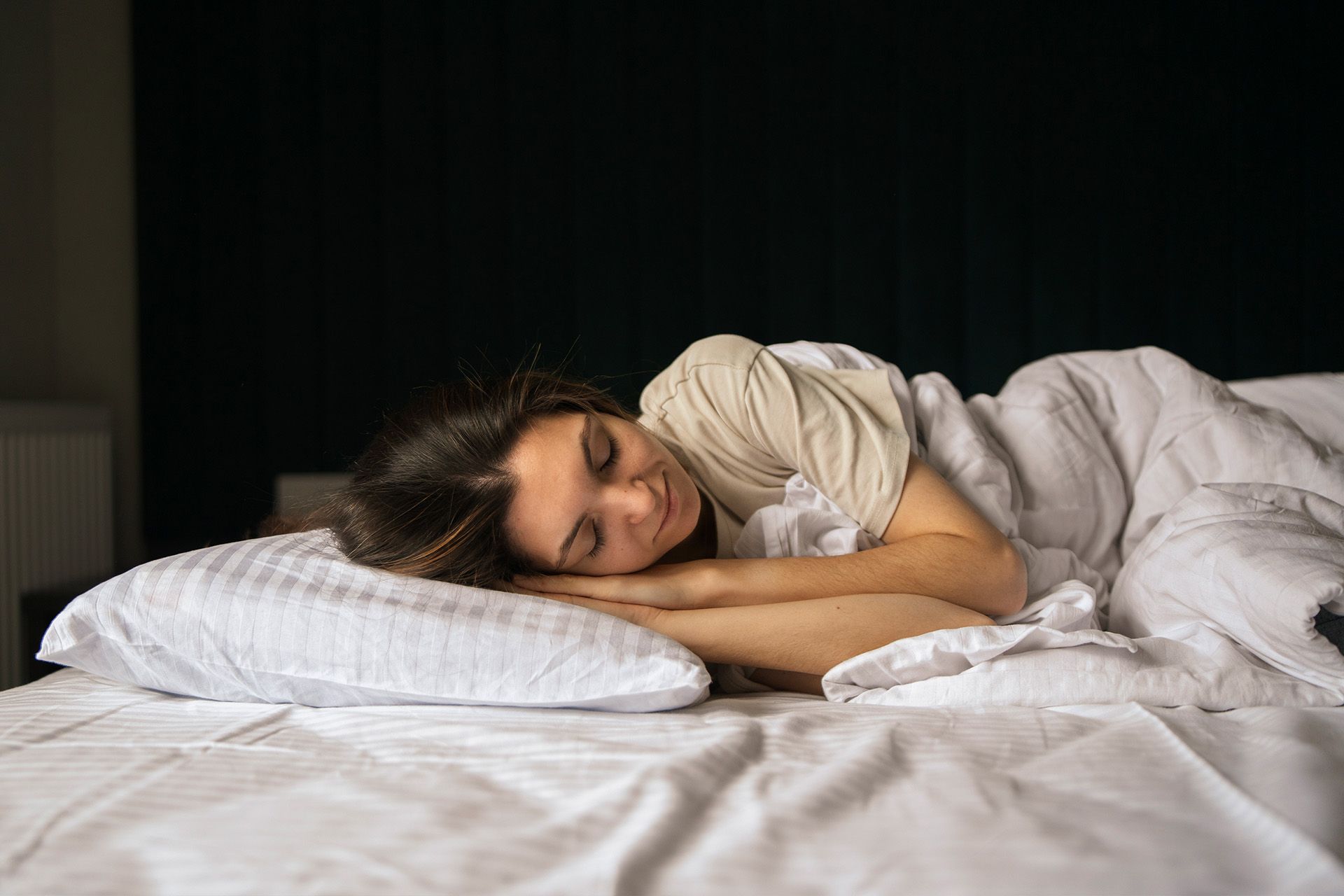 ما هي أفضل وضعيات النوم الصحية لنوم مريح؟